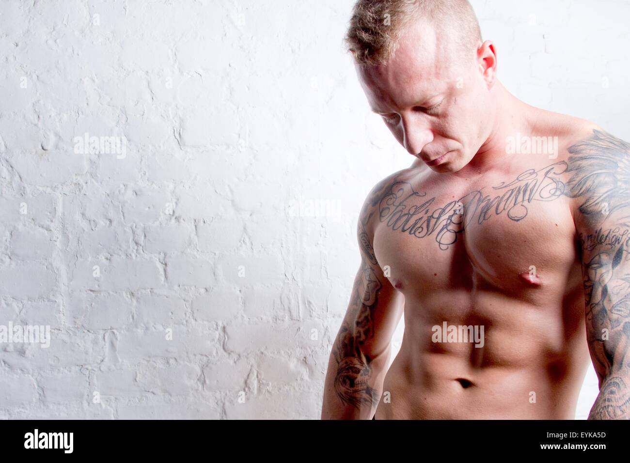 Topless junger Mann mit tattoos Stockfoto