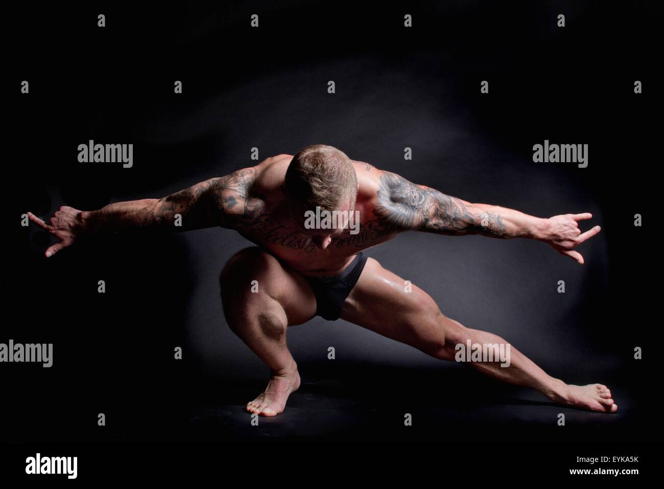 Muskulösen jungen Mann stretching mit Arme Stockfoto