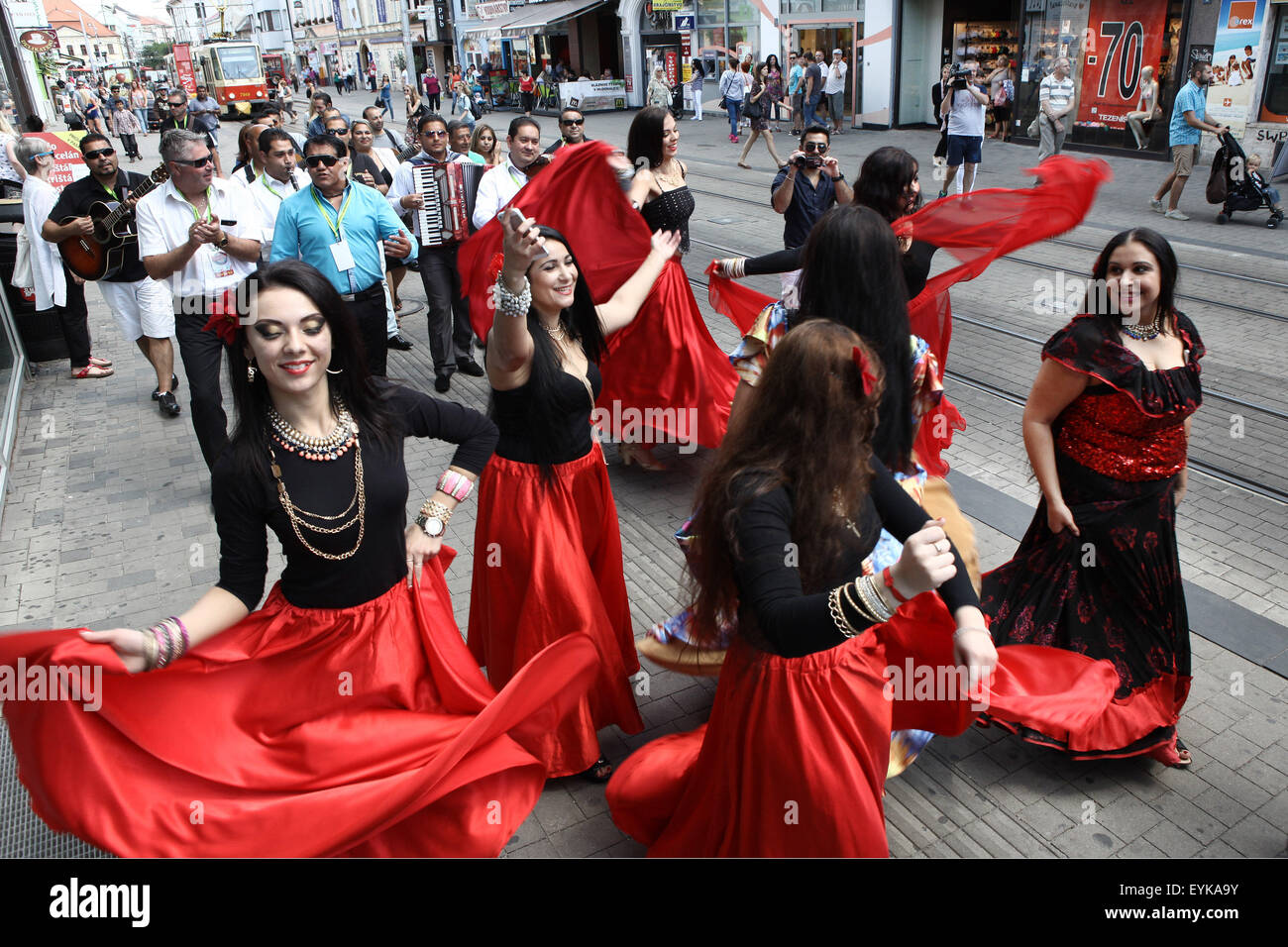 Bratislava, Slowakei. 31. Juli 2015. Künstler führen in einer Straße während der GypsyFest in