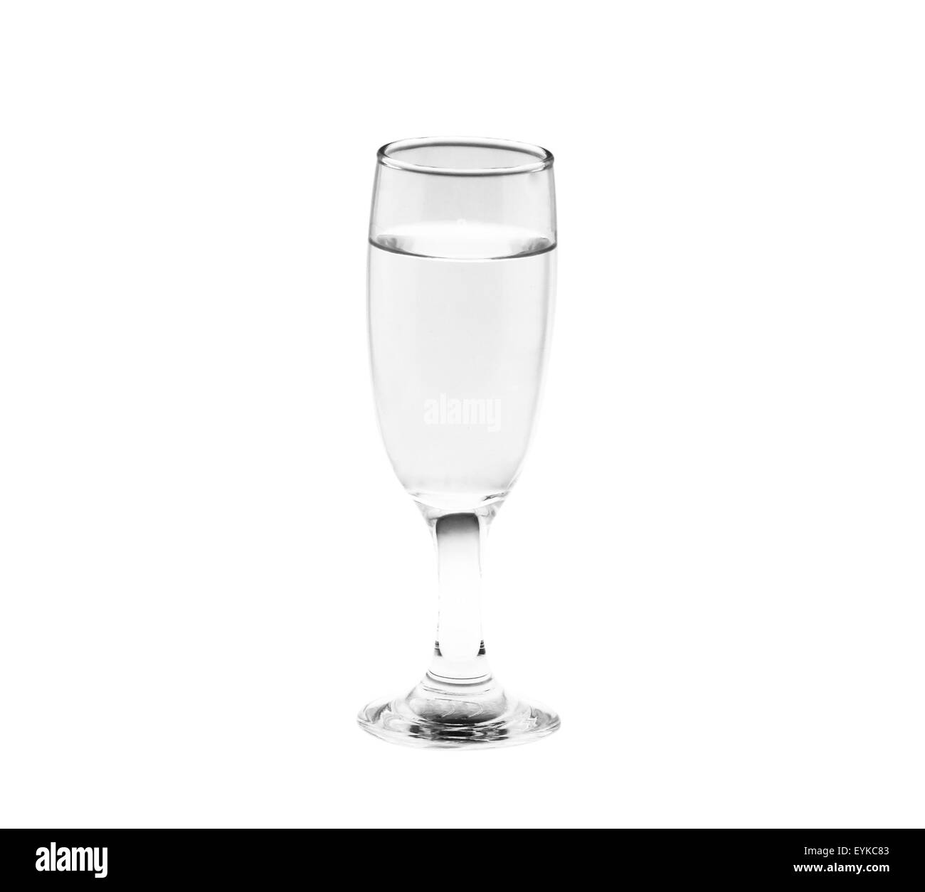 Glas Wasser isoliert auf weißem Hintergrund. Stockfoto