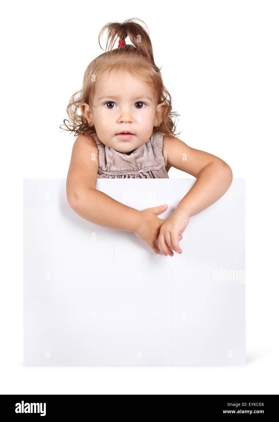 Lustiges Kind Mädchen halten Banner auf weißem Hintergrund Stockfoto