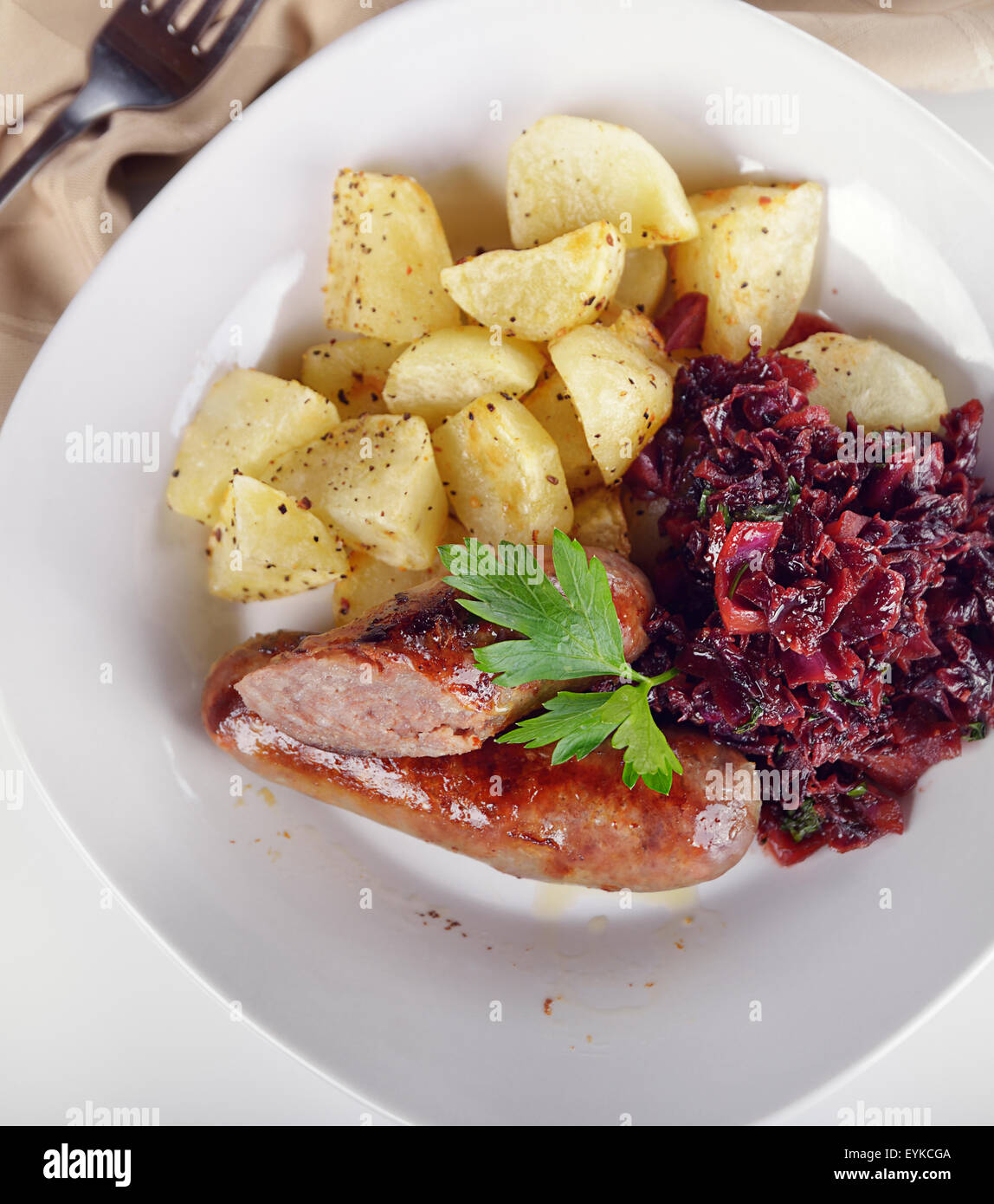 Geröstete Bratwurst mit süß-saurer Rotkohl und Kartoffeln ...