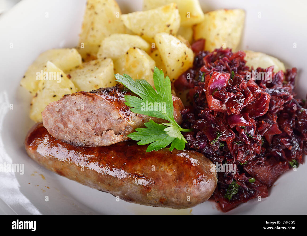 Geröstete Bratwurst mit süß-saurer Rotkohl und Kartoffeln ...