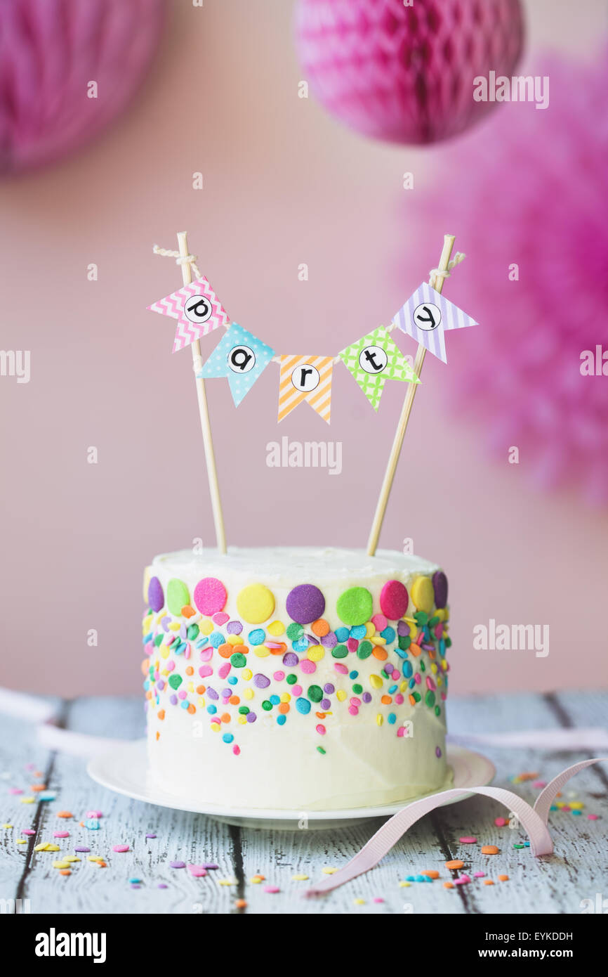 Kuchen für eine Geburtstagsfeier geschmückt Stockfoto