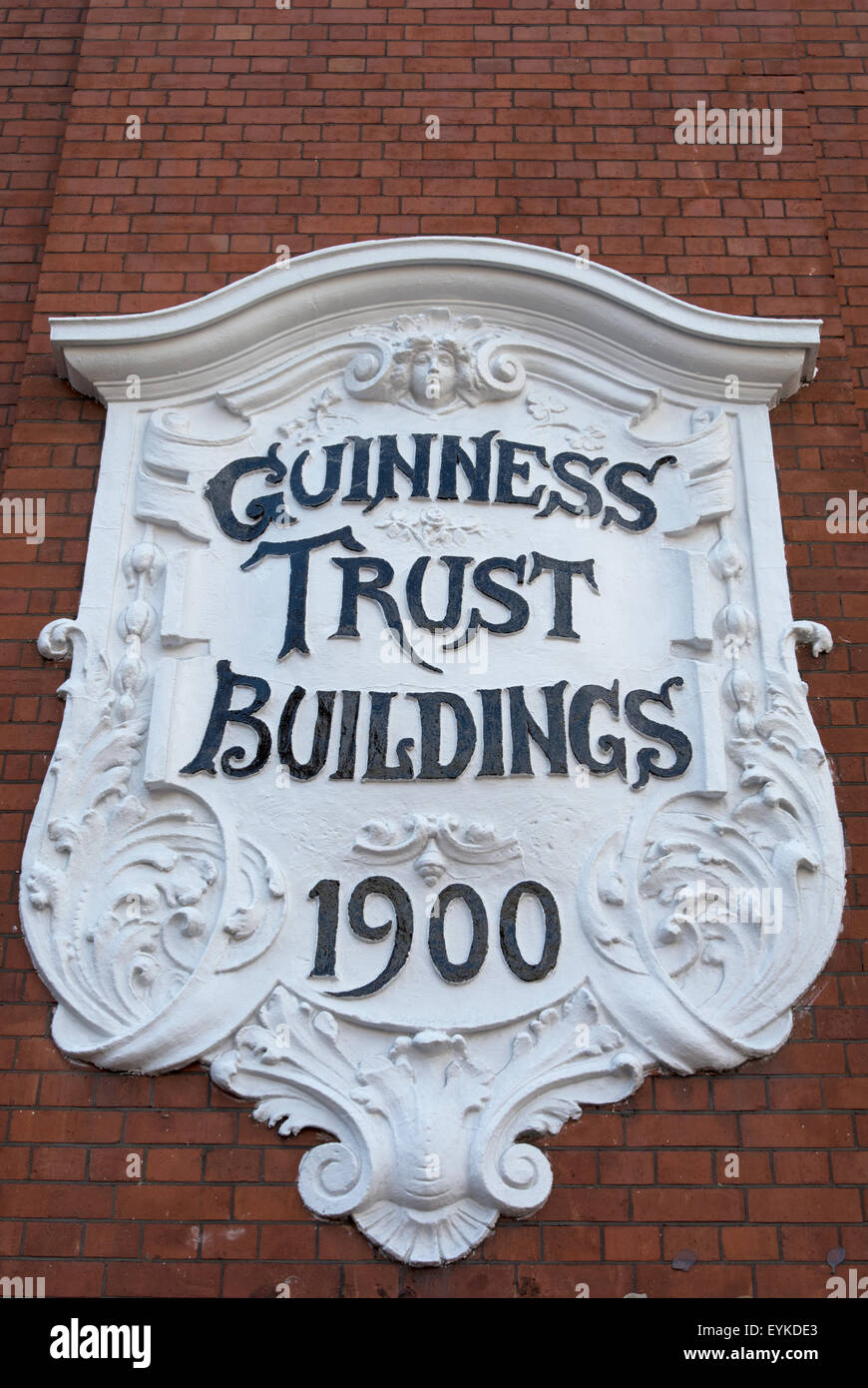 Wand-Plakette kennzeichnen von Guinness-Vertrauen-Gebäude und datiert 1900, Hammersmith, London, england Stockfoto