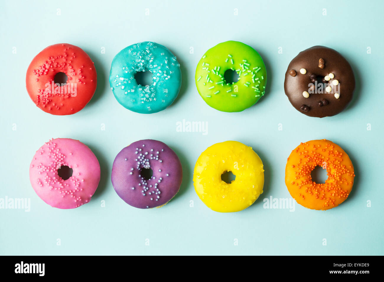 Bunte Donuts auf blauem Hintergrund Stockfoto