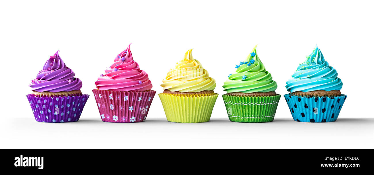 Reihe von bunten Cupcakes isoliert auf weißem Hintergrund Stockfoto