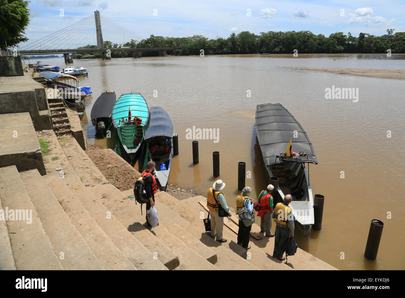 Touristen warten auf einem Boot am Coca, Orellana, Ecuador für eine dreistündige Reise flussabwärts auf der Rio Napa nach Sacha Lodge Bord. Stockfoto