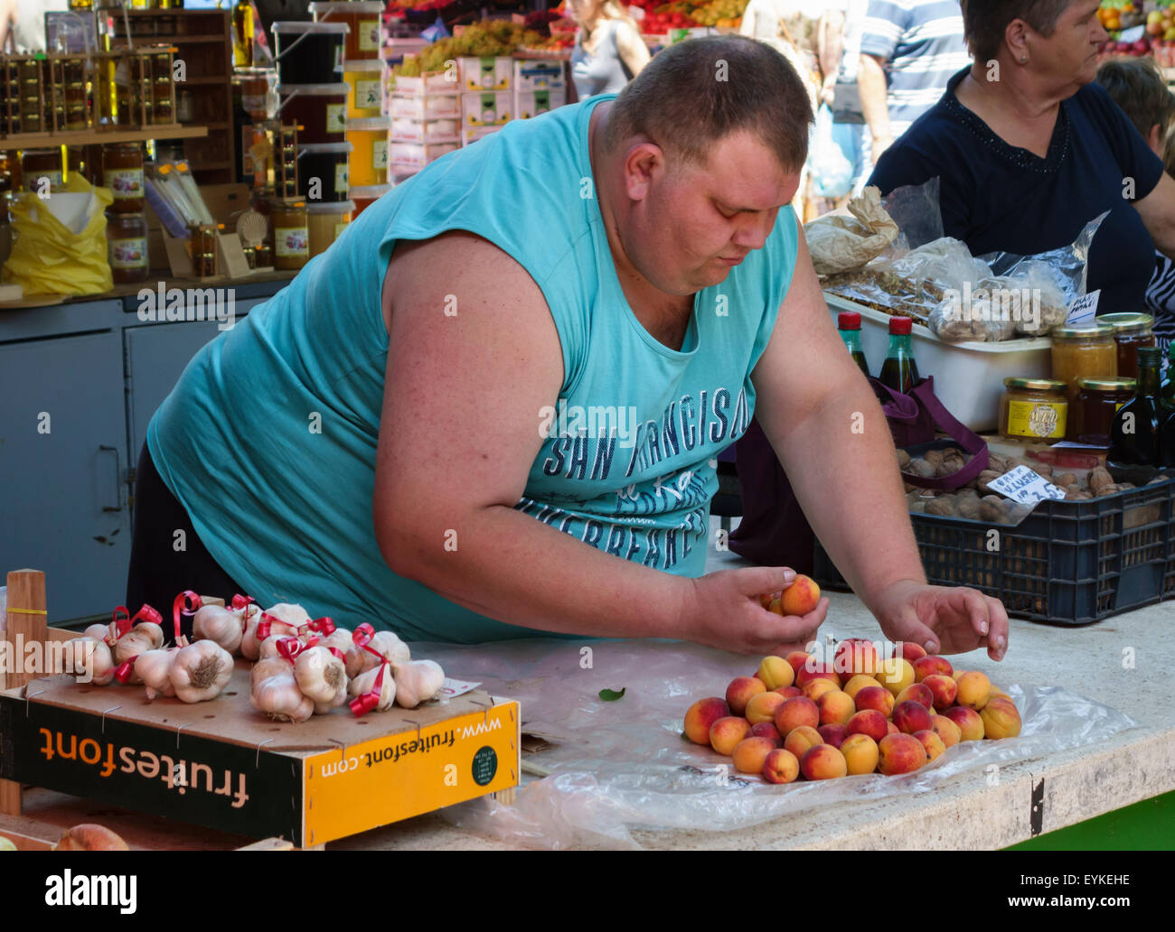 Pula, Kroatien. Der zentrale unter freiem Himmel-Markt verkaufen frische lokal gewachsen Obst und Gemüse. Ein Stall-Inhaber verkaufen Aprikosen Stockfoto