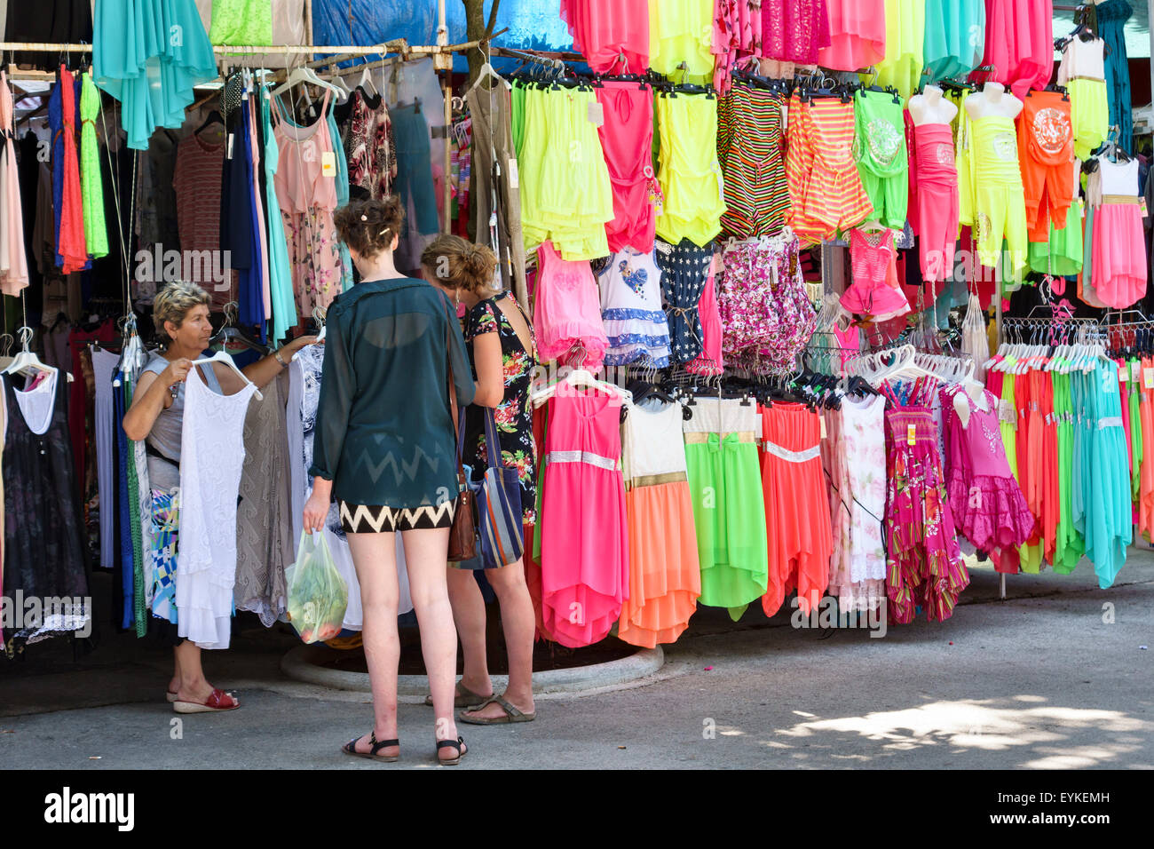 Pula, Kroatien. Kinder Party-Kleidung zum Verkauf in den zentralen Markt  Stockfotografie - Alamy