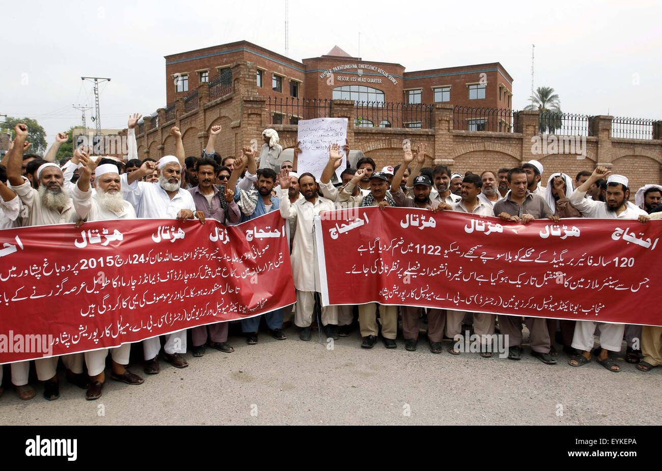 Städtische Arbeiter protestieren gegen verschmelzenden Feuerwehr in Rettung 1122, drücken Sie während einer Demonstration in Peshawar Club auf Freitag, 31. Juli 2015. Stockfoto