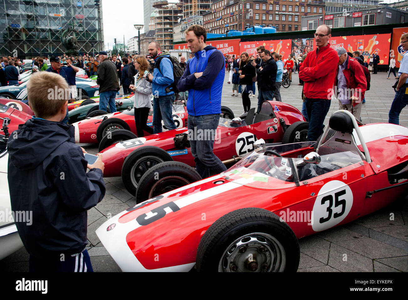 Kopenhagen, Dänemark, 31. Juli 2015. Line-up von historischen Rennwagen im Kopenhagener Rathaus vor den Wochenenden reich an Tradition Rennen in der dänischen Hauptstadt. Le-Mans-Sieger Tom Kristensen (Audi), Jan Magnussen (Corvette) und dänische Prinz Joachim ist unter den vielen Fahrern im Rennen Credit: OJPHOTOS/Alamy Live News Stockfoto