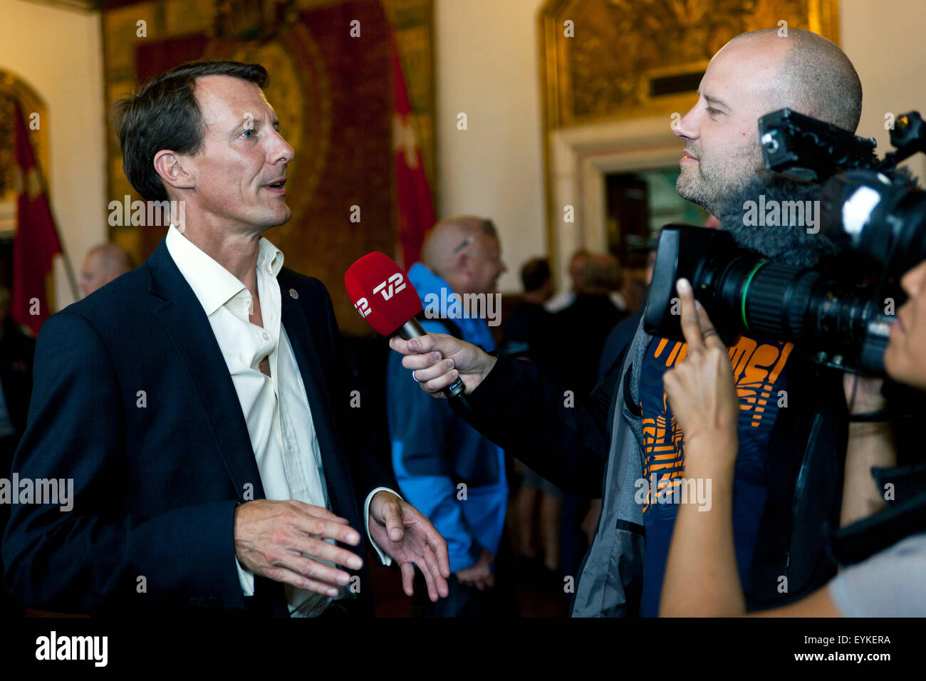 Kopenhagen, Dänemark, 31. Juli 2015. Dänischer Prinz Joachim ist TV im Kopenhagener Rathaus anlässlich Kopenhagen Historic Grand Prix Empfangs interviewt. Der Prinz ist Beschützer der Rennen-Auto-Organisation und selbst ein Rennfahrer Credit: OJPHOTOS/Alamy Live News Stockfoto