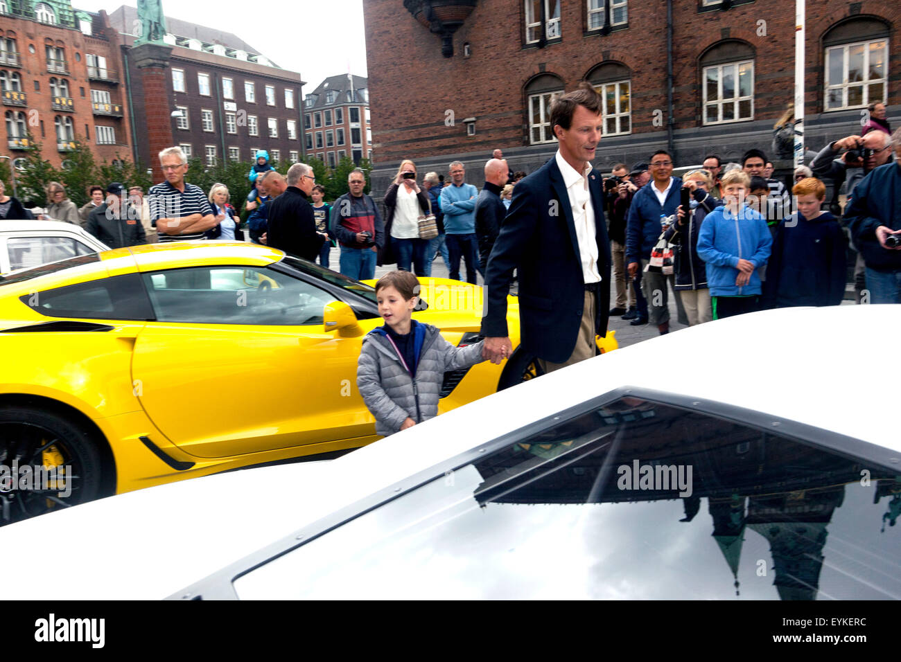 Kopenhagen, Dänemark, 31. Juli 2015. Dänischer Prinz Joachim und sein jüngster Sohn, Prinz Henrik, wirft einen Blick auf die dänische Auto Zenvo, die unter den aufgereihten Autos in Kopenhagen Historic Grand Prix Empfang im Rathaus war. Bildnachweis: OJPHOTOS/Alamy Live-Nachrichten Stockfoto