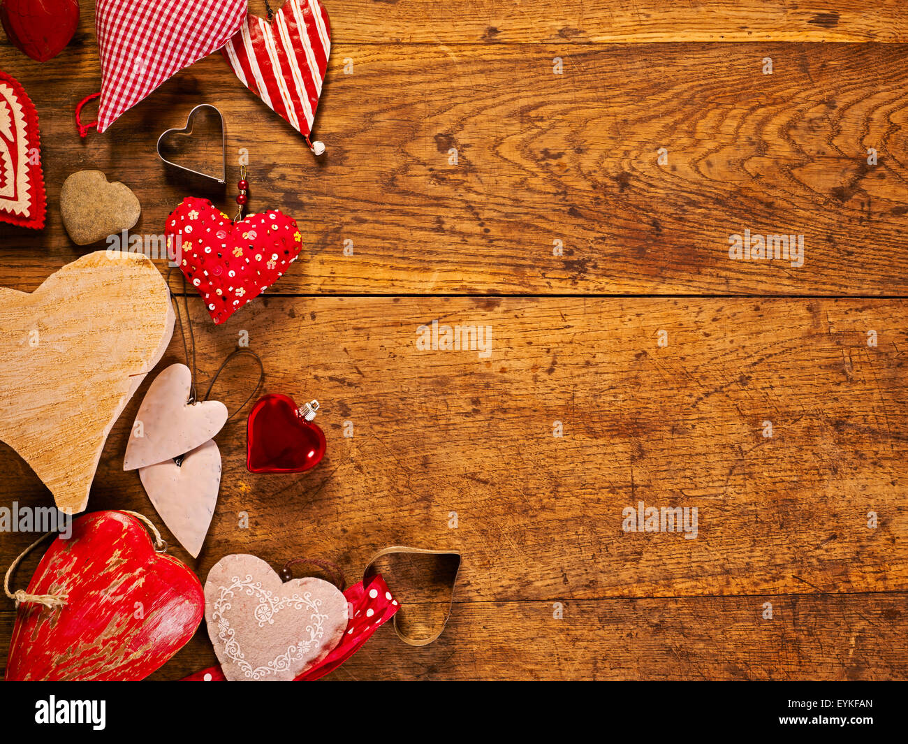 Herzen aus Metall, Material und Holz auf Tisch Stockfoto