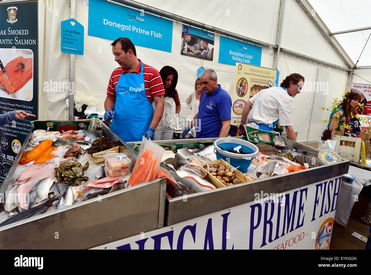 Fischhändler verkaufen frischen Fisch Meeresfrüchte Festival in Londonderry (Derry), Nordirland Stockfoto