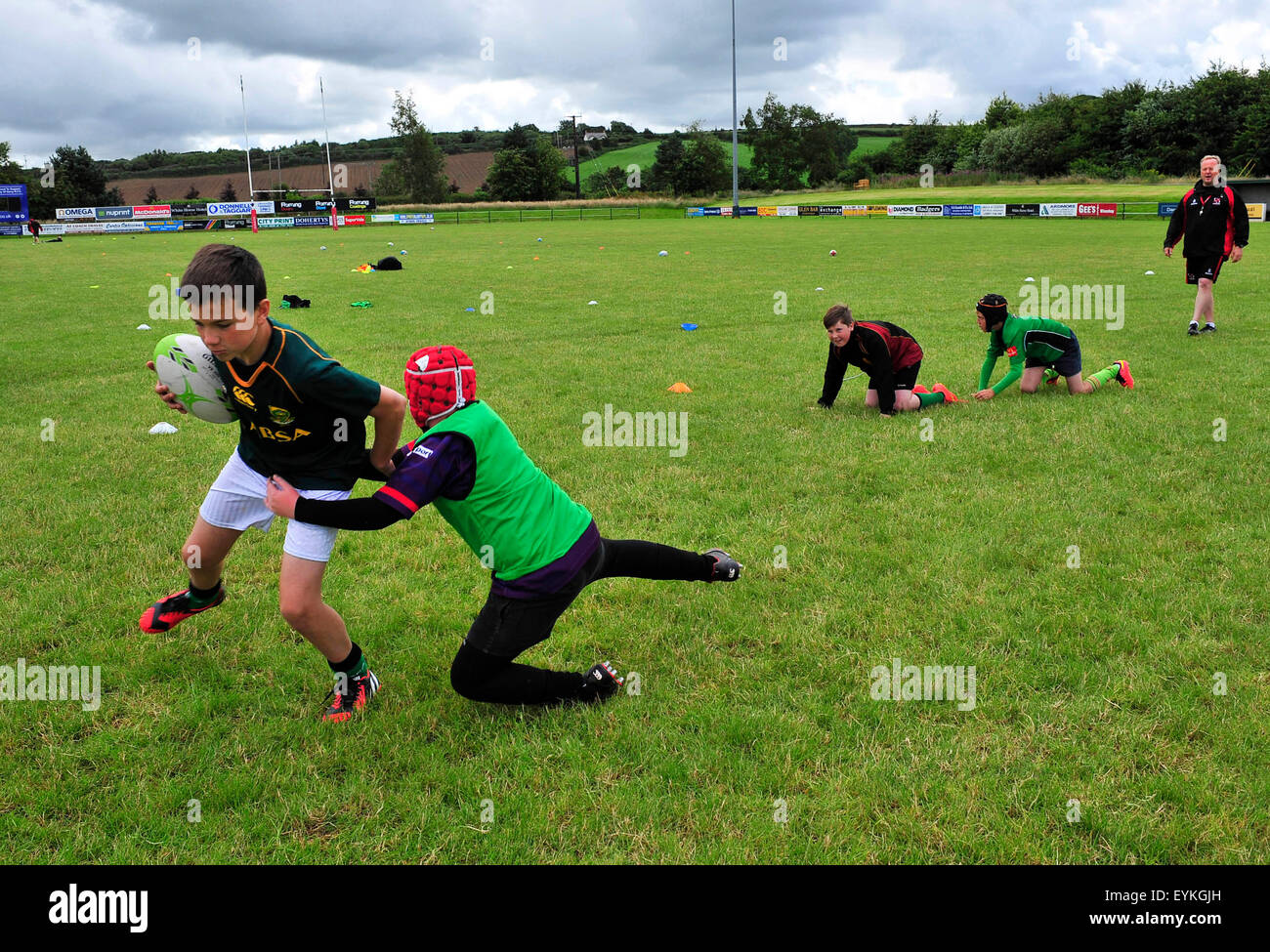 Kinder spielen Rugby in einem Sommerlager in Londonderry (Derry), Nordirland Stockfoto