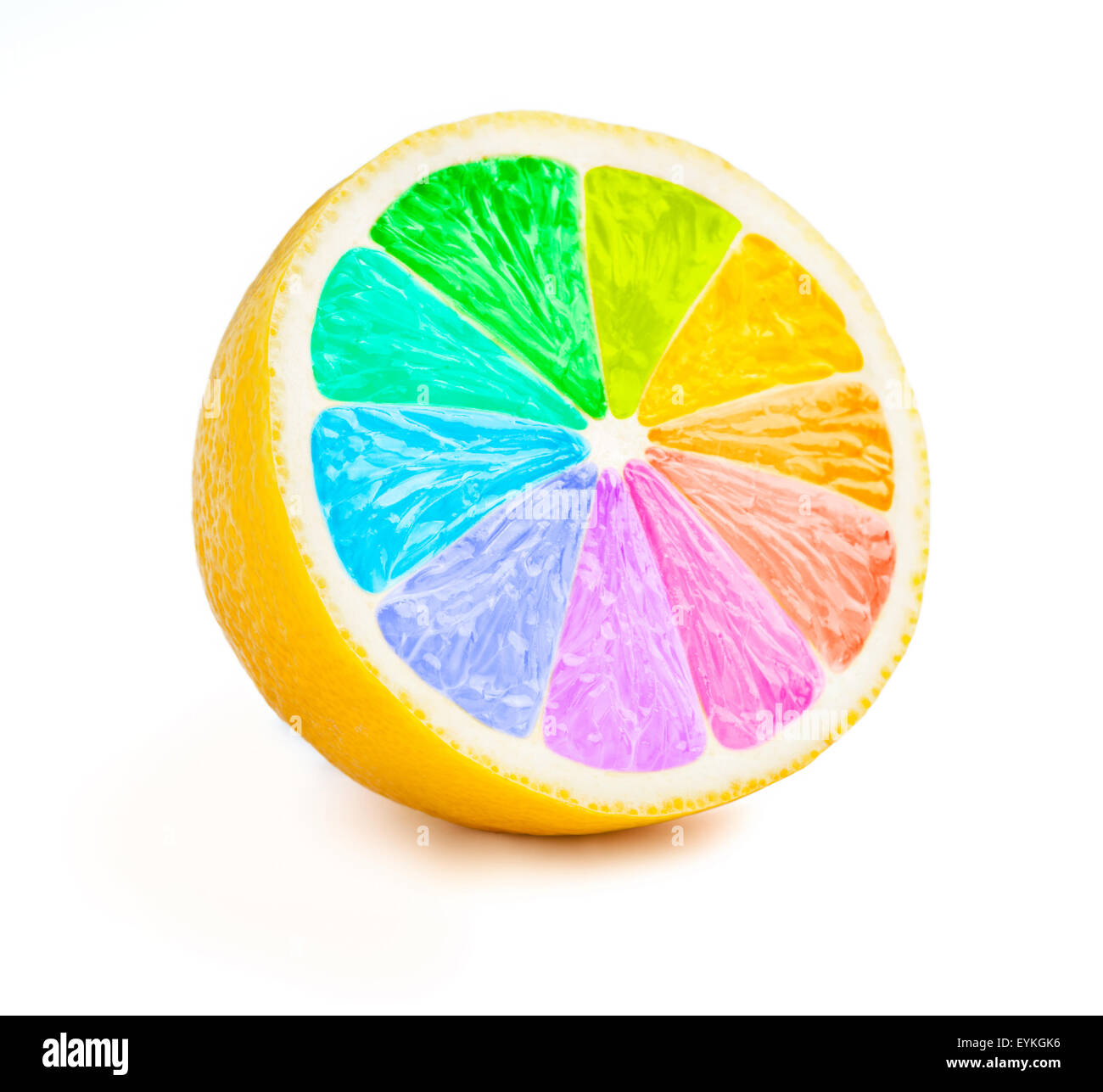 Zitrone schneiden eine halbe Scheibe mit Farbe Rad Regenbogenfarben isoliert auf weißem Hintergrund Stockfoto