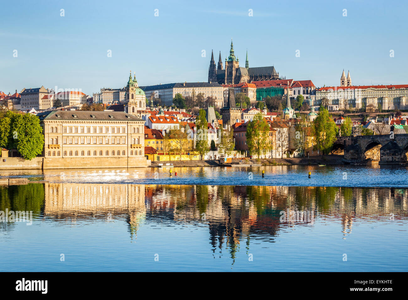 Ansicht von Mala Strana und Prager Burg und St. Vitus Cathedral über Moldau am Morgen. Prag, Tschechische Republik Stockfoto