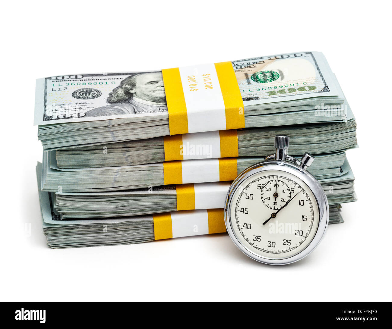Zeit ist Geld-Konzept - Stoppuhr und Stapel von neuen 100 US Dollar 2013 Ausgabe Banknoten isoliert auf weiss Bündel Rechnungen Stockfoto