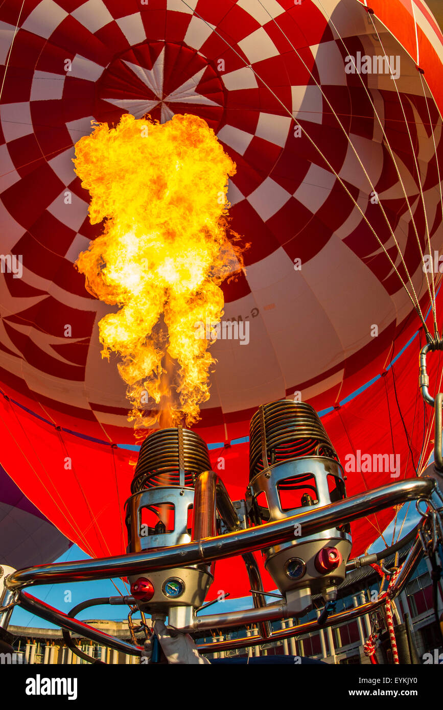 Bristol, UK. 31. Juli 2015. Heißluftballons nehmen in den Himmel über Bristol vor der 37. International Balloon Fiesta. Stockfoto