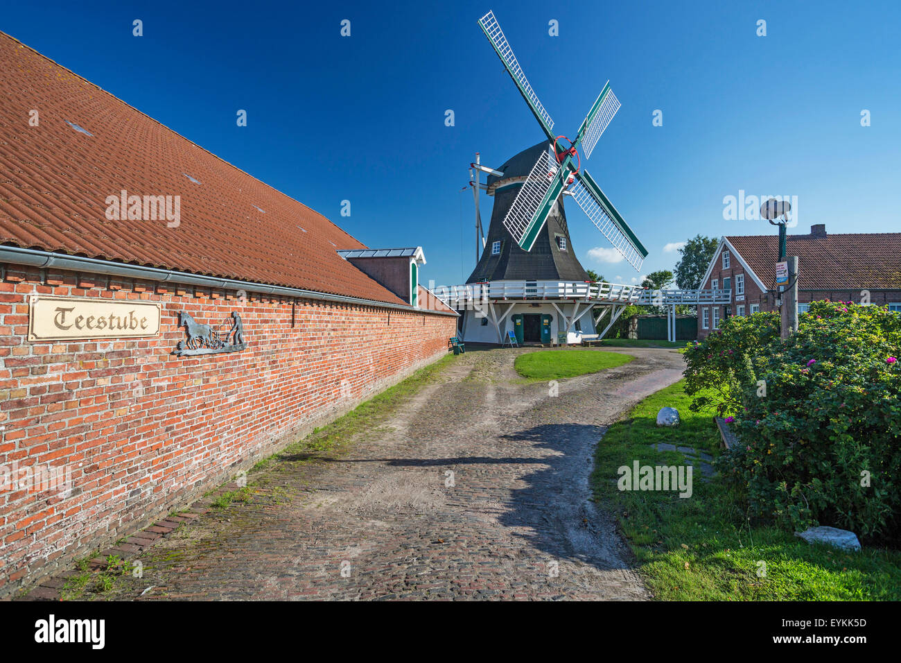 Seriemer Mühle mit Neuharlingersiel, Niedersachsen, Ostfriesland, Harlingerland näht, Stockfoto