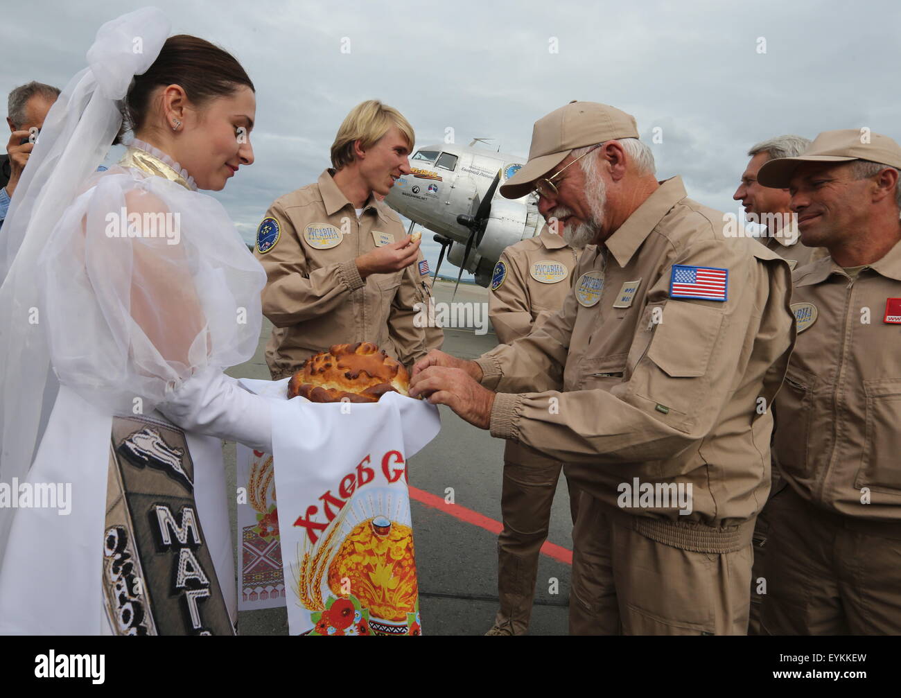 Magadan Russland 31 Juli 2015 U S Piloten Frank Moss 2 R Und Glen Moss C Zuruck Wahrend Einer Traditionellen Brot Und Salz Begrussung Am Flughafen Magadan Alaska Sibirien 2015 Ein Russisch Us Projekt Anlasslich Des