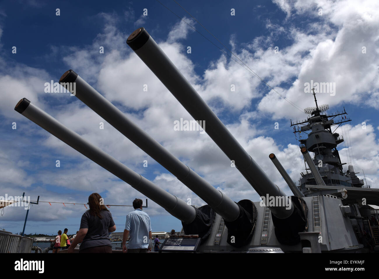 Hawaii, USA. 30. Juli 2015. Touristen, die USS Missouri (BB-63) in Honolulu, Hawaii, USA, 30. Juli 2015 anzeigen. USS Missouri (BB-63) war der Ort, wo Japan die Kapitulation Dokumente am Ende des zweiten Weltkrieges unterzeichnet. Im Jahr 1998 das Schlachtschiff wurde die USS Missouri Memorial Association gespendet und wurde ein Museumsschiff in Pearl Harbor, Hawaii. © Yin Bogu/Xinhua/Alamy Live-Nachrichten Stockfoto