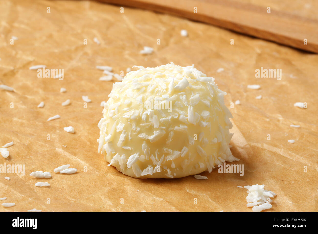 Weiße Schokoladen Marshmallow Schneeball bedeckt in Kokosnuss Stockfoto