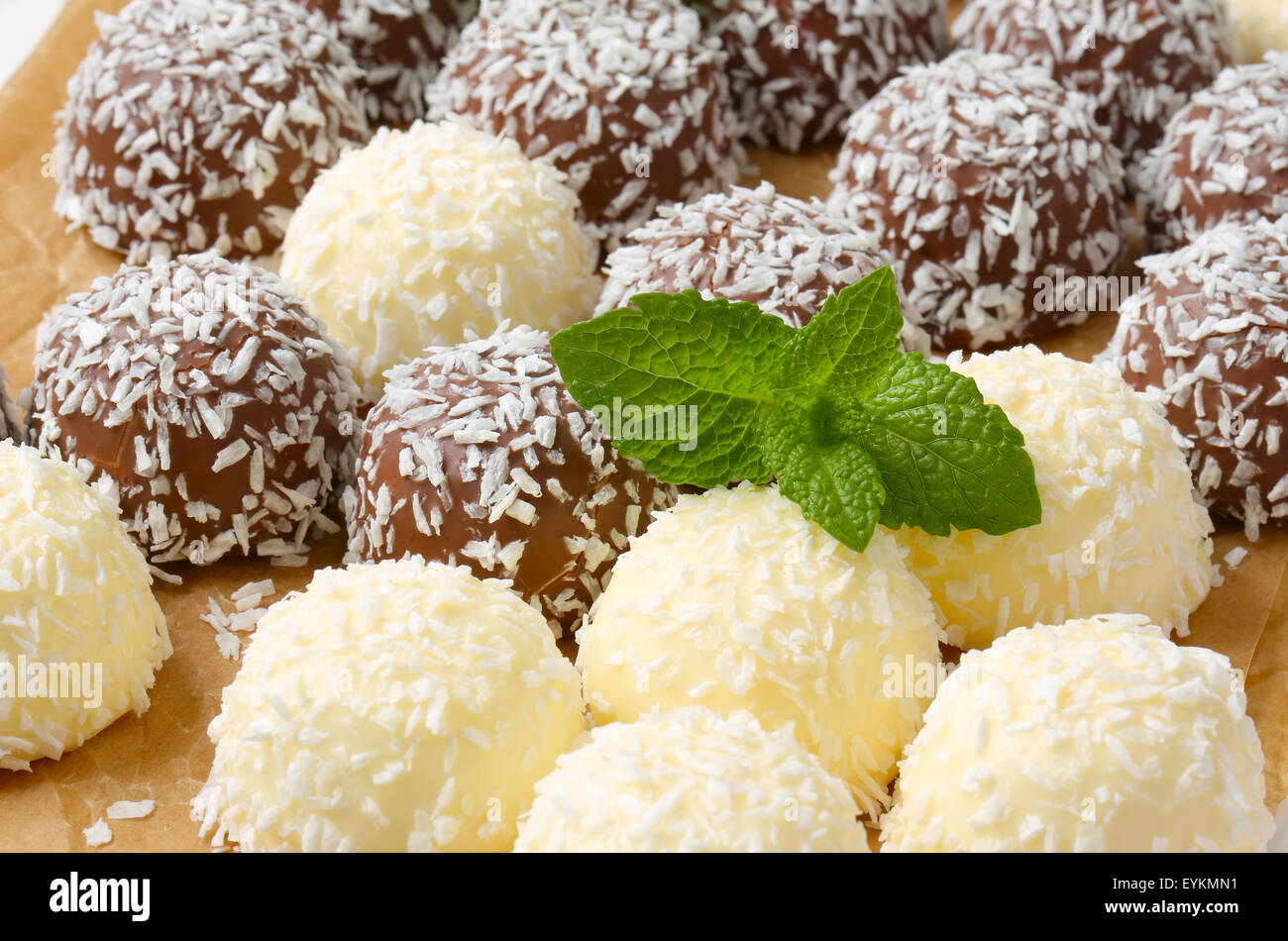Schneeball Schokolade Trüffel gerollt in Kokosnuss Stockfoto