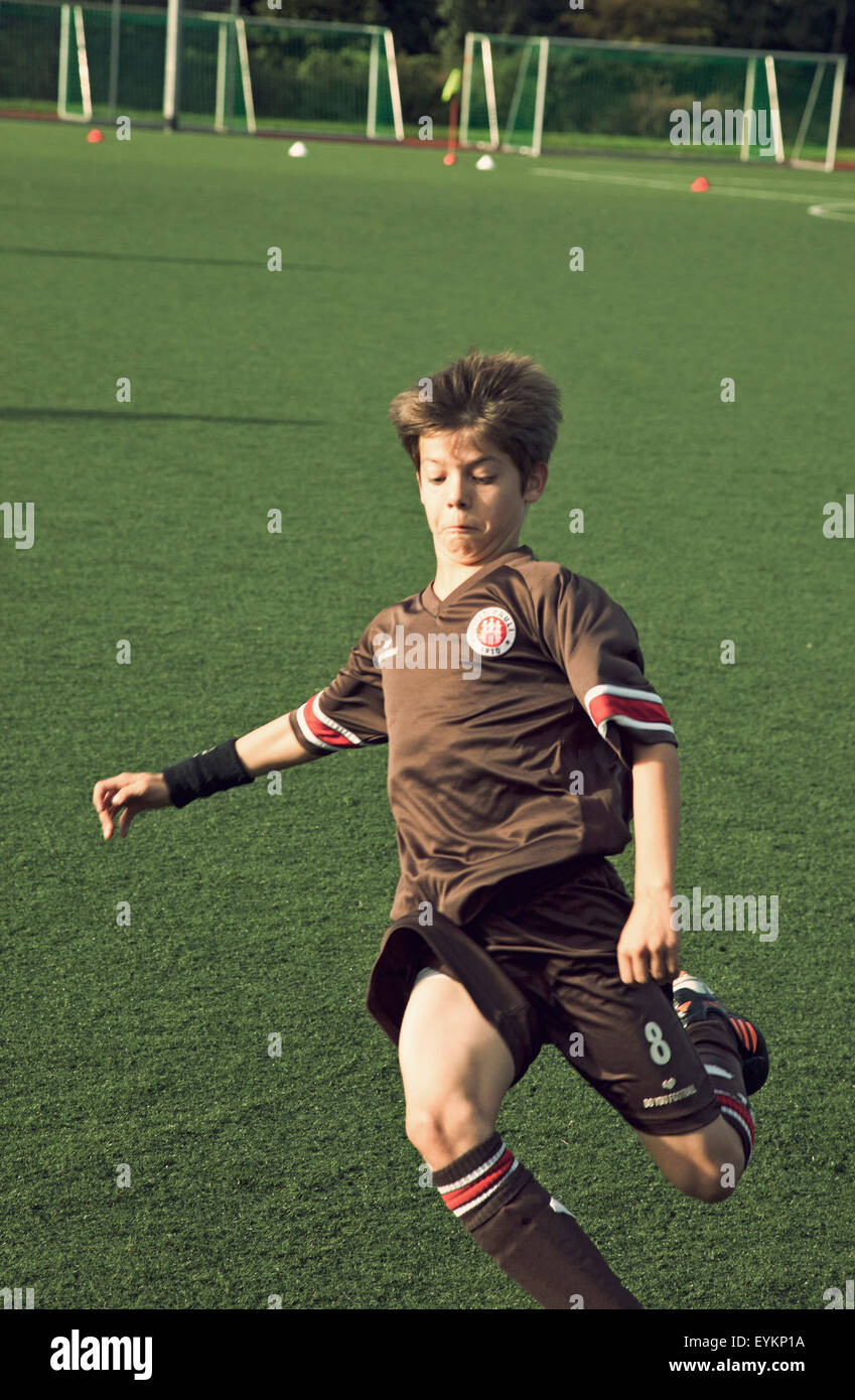 Deutscher junge mit fußball 12 jahr Fotos und Bildmaterial in hoher Auflösung Alamy
