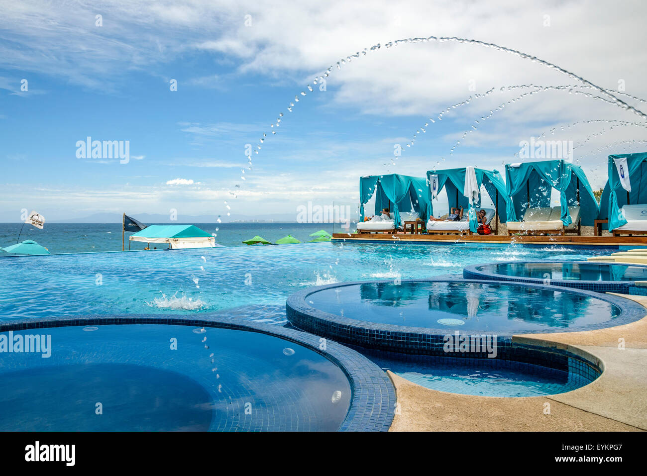 Mantanar Beach Club Pool und Liegestühlen; Puerto Vallarta, Jalisco, Mexiko. Stockfoto