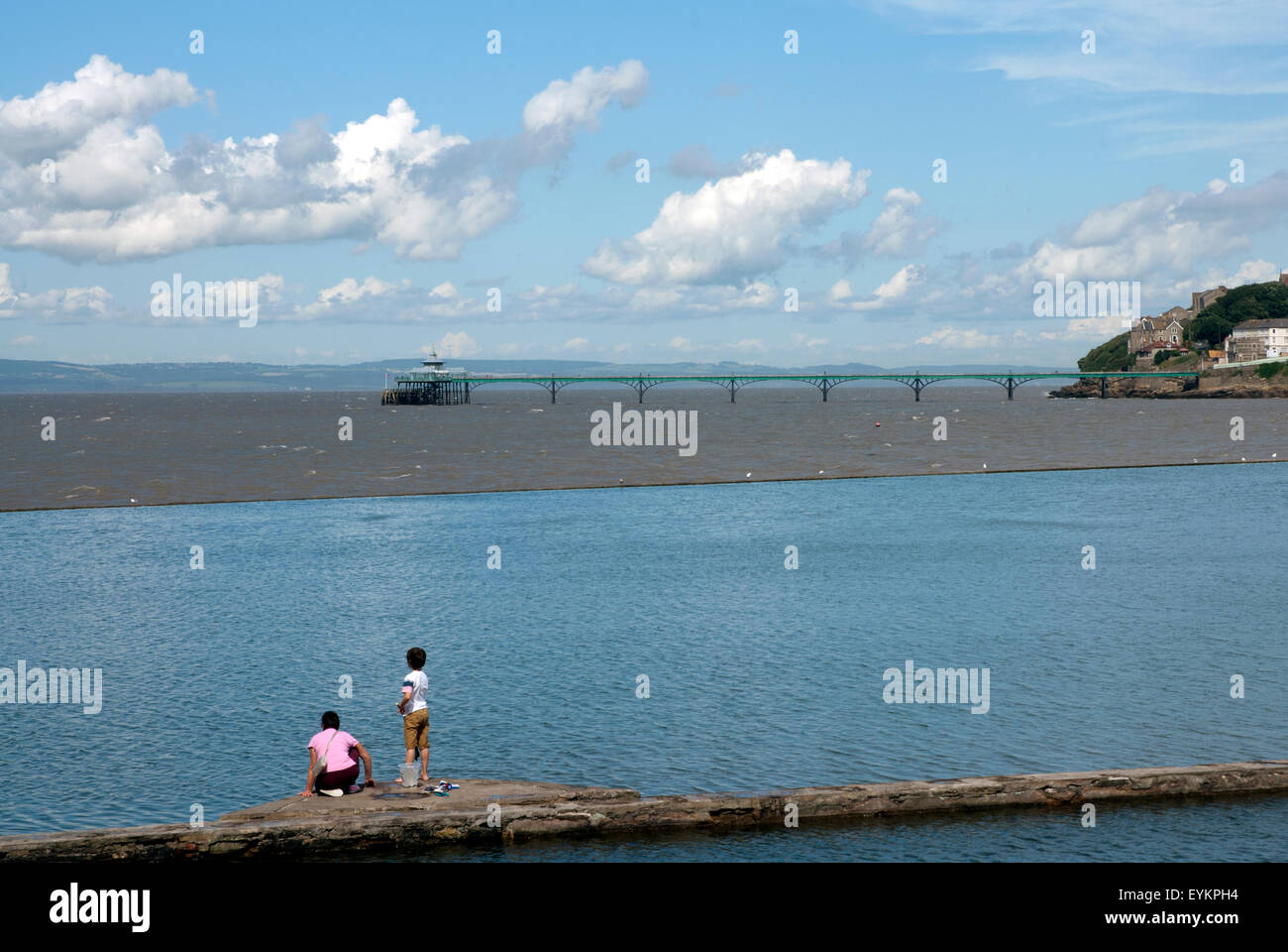 Zwei Kinder, Blick auf das Meer und an der walisischen Küste, Clevedon, Somerset, England UK Stockfoto Zwei Kinder, Blick auf das Meer und an der walisischen Küste, Clevedon, Somerset, England UK Stockfoto