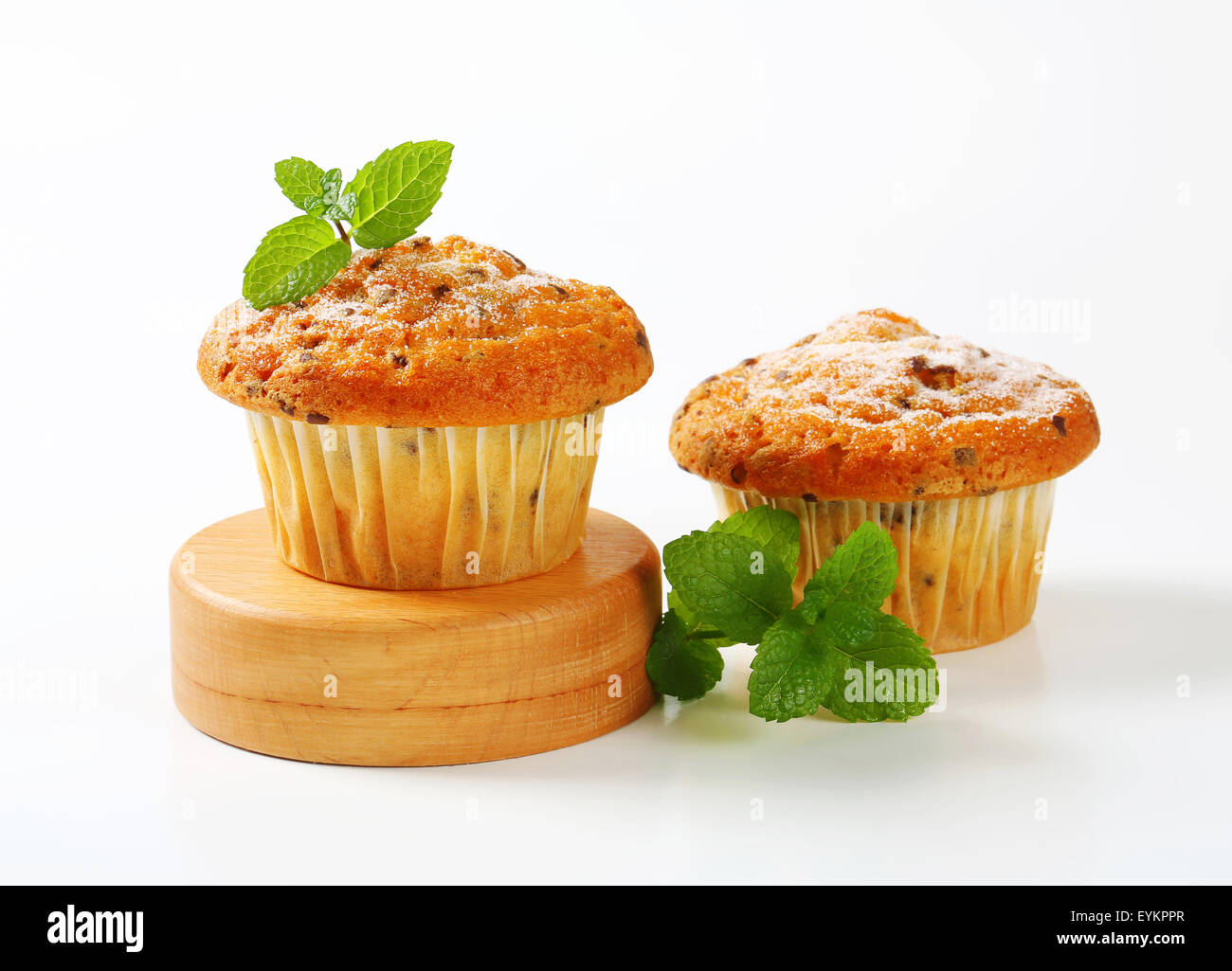 Vanille Muffins mit feinen Schokoladenflocken Stockfoto