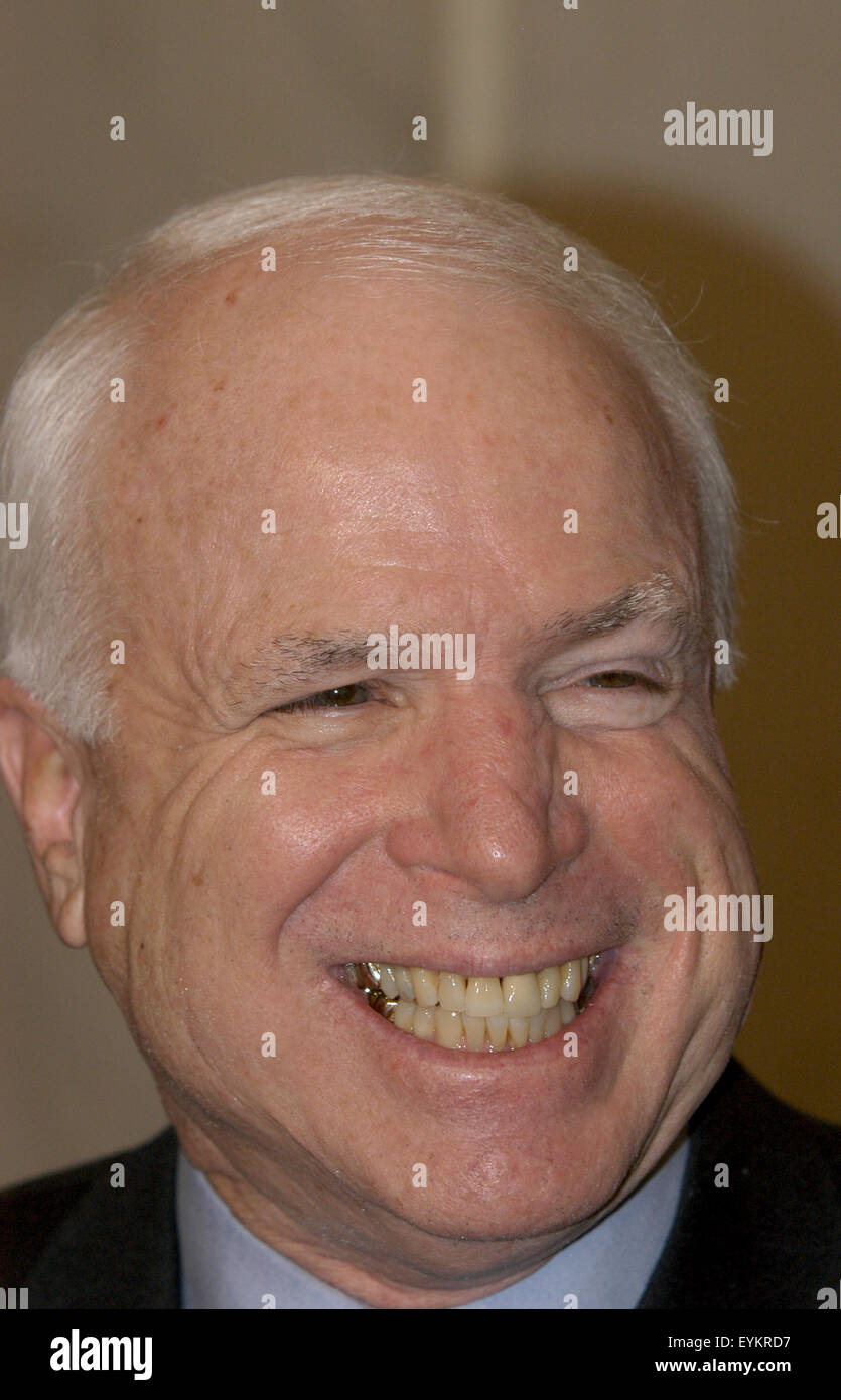 Senator John McCain (R -AZ) spricht mit den Medien vor das Black Tie 60. jährliche Radio und Fernsehen Correspondents Association Dinner in Washington. US-Präsident George W. Bush war der Ehrengast bei der Veranstaltung. Stockfoto