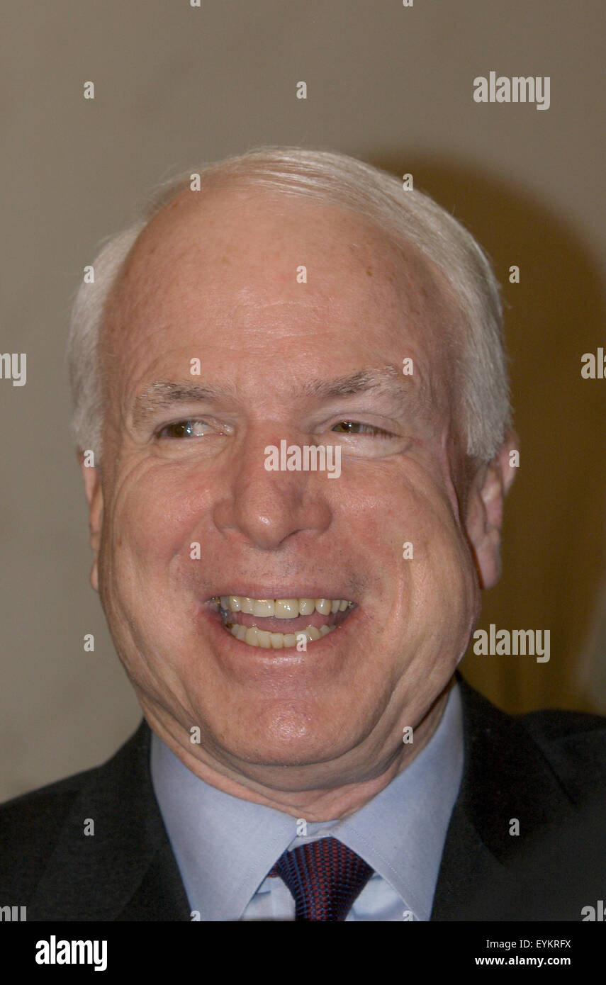 Senator John McCain (R -AZ) spricht mit den Medien vor das Black Tie 60. jährliche Radio und Fernsehen Correspondents Association Dinner in Washington. US-Präsident George W. Bush war der Ehrengast bei der Veranstaltung. Stockfoto