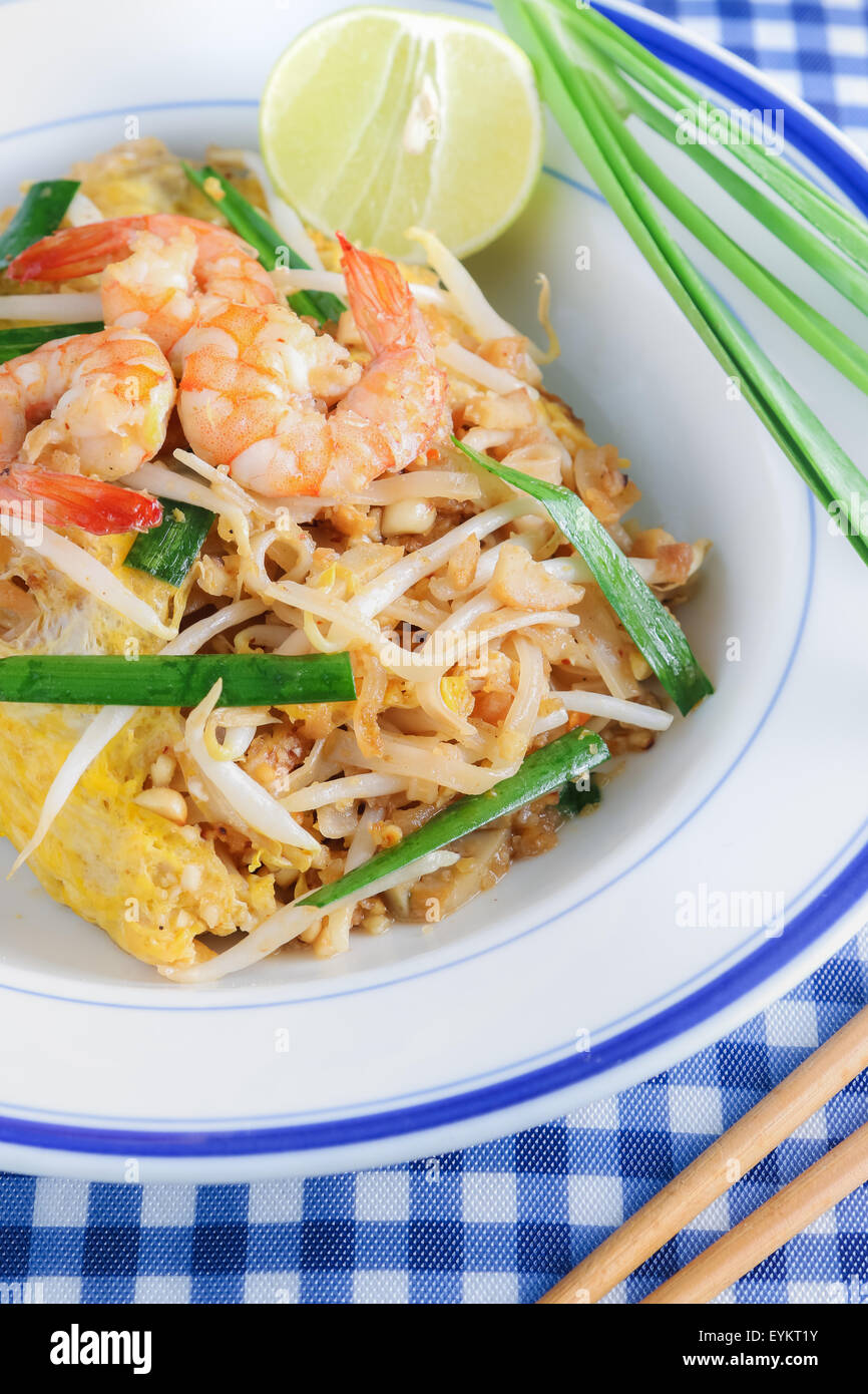 Nahaufnahme "Pad Thai" Thai Gebratene Nudeln mit Garnelen und Gemüse Stockfoto