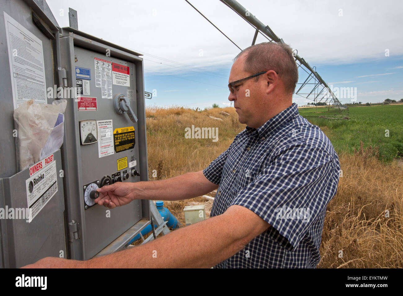 Shelley, Idaho - Idaho Kartoffel Landwirt Bryan Searle passt die Steuerelemente für eine Central Pivot-Bewässerungs-System auf seiner Farm. Stockfoto