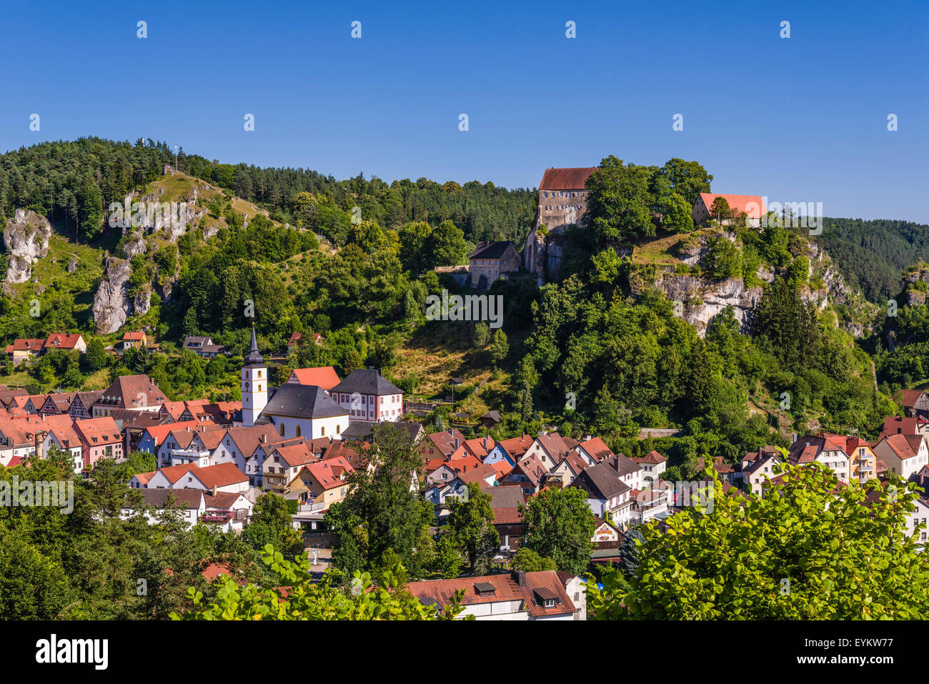 Deutschland, Bayern, Oberfranken, Fränkische Schweiz, Pottenstein, lokale  Ansicht mit Burg Pottenstein, Blick vom Bayreuther Berg Stockfotografie -  Alamy