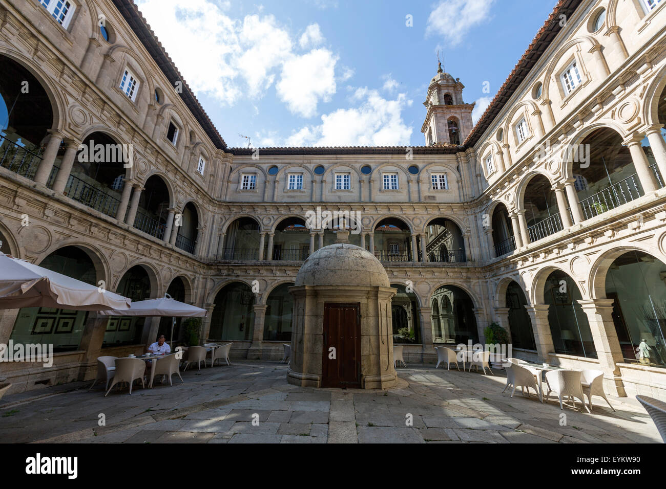 Wasser auch im Kreuzgang im Inneren der Parador de Monforte de Lemos, Lugo Provinz, Galicien, Spanien Stockfoto