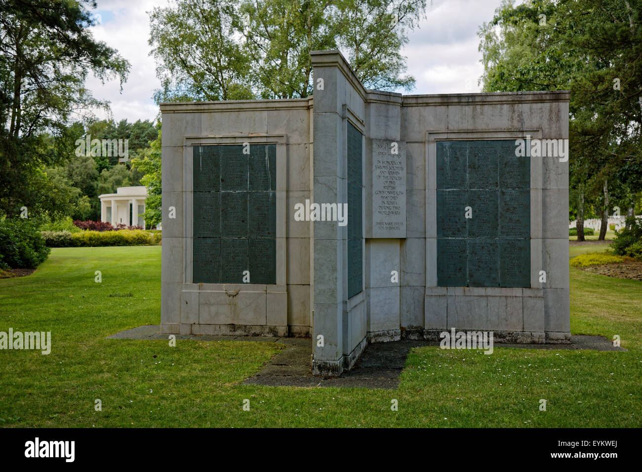 Russland Denkmal am Brookwood Soldatenfriedhof mit dem Brookwood Memorial im Hintergrund Stockfoto