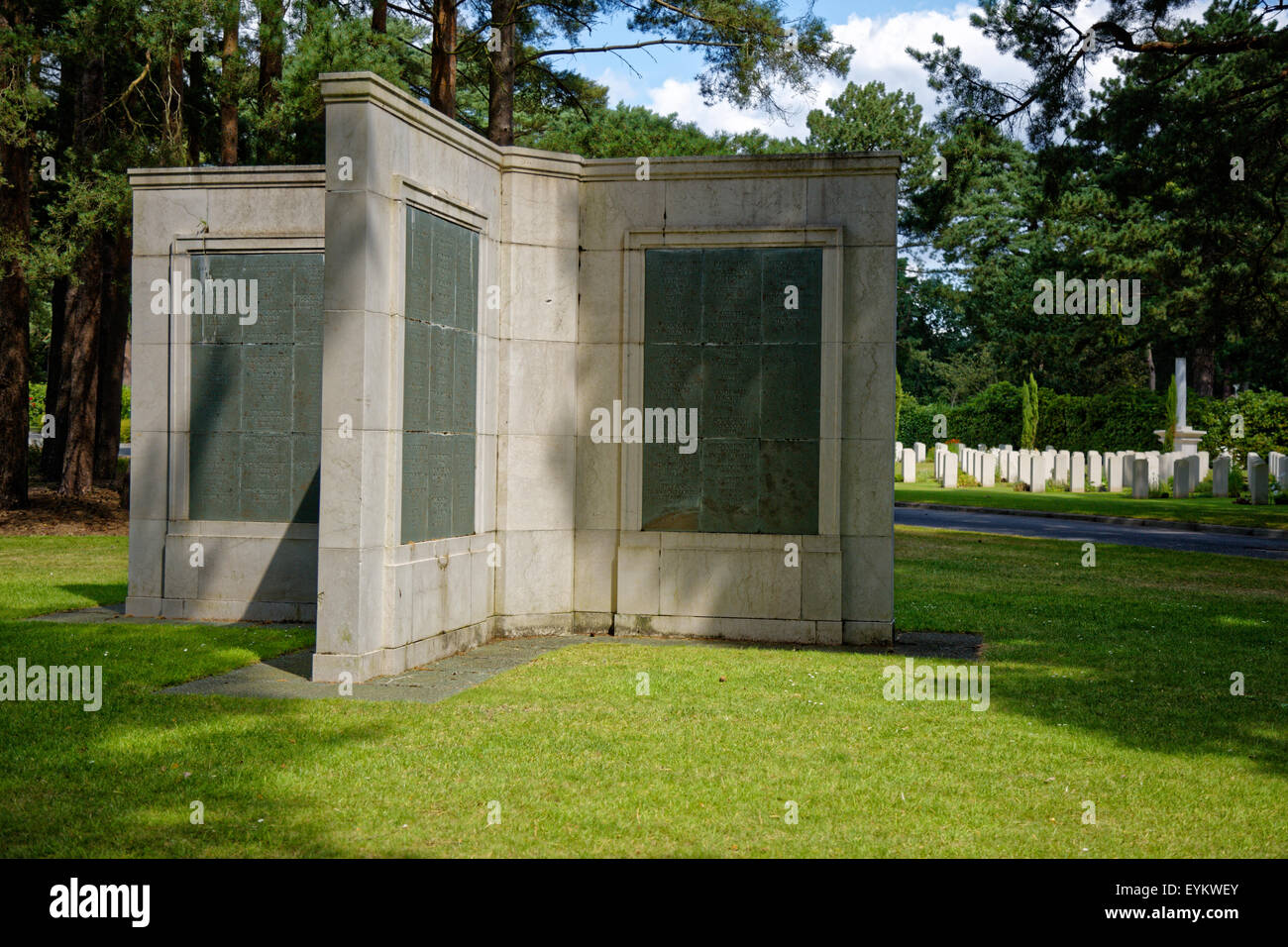 Russland Denkmal am Brookwood Soldatenfriedhof - 9 beschrifteten Tafeln auf jeder Seite der 4 Arme zeigen, Namen von den geistlichen Stockfoto