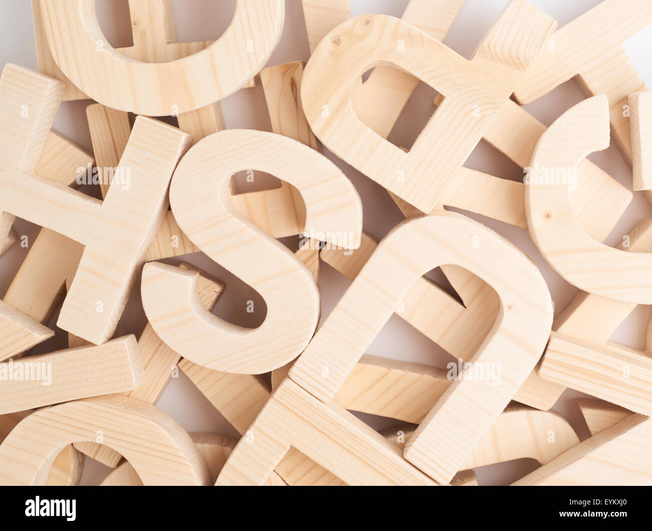 Oberfläche mit Holzbuchstaben abgedeckt Stockfoto