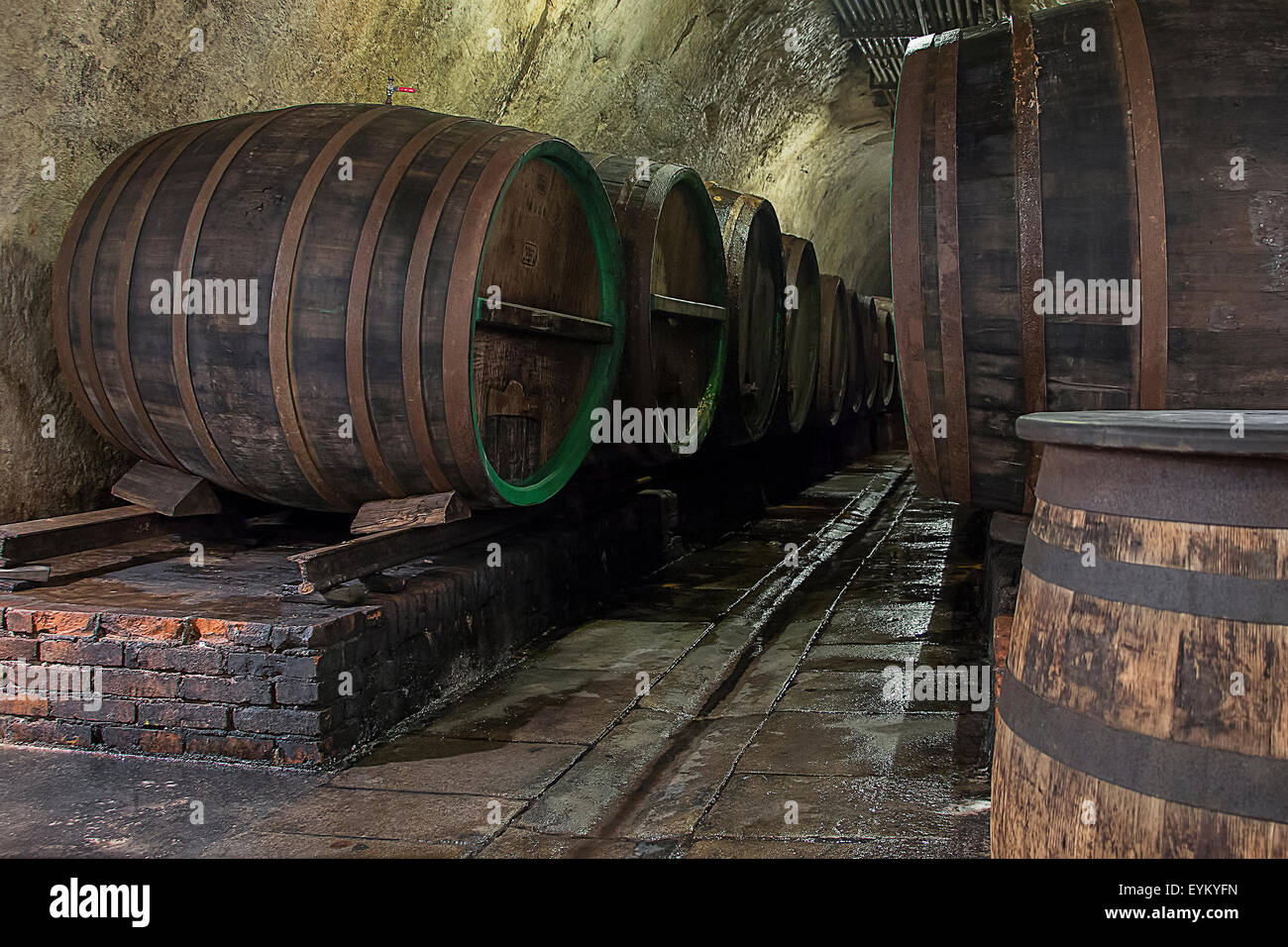 Alte, Grungy traditionelle Bierkeller mit Eichenfässern Stockfoto