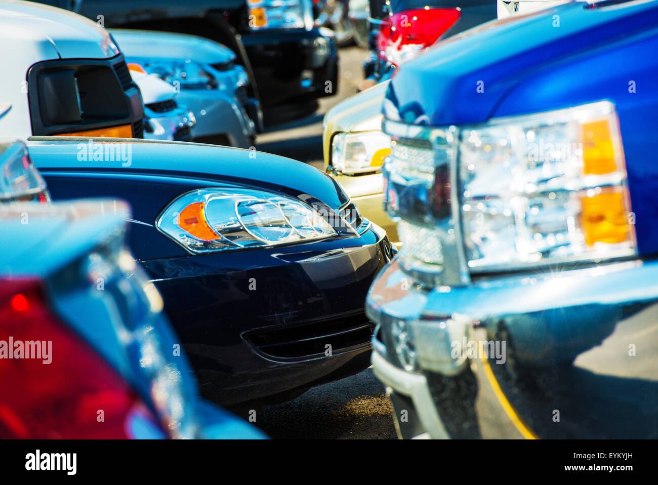 Engen Auto Parkplatz Nahaufnahme. Enge Straßen und Parkplätze Autofahren Konzept Foto. Stockfoto