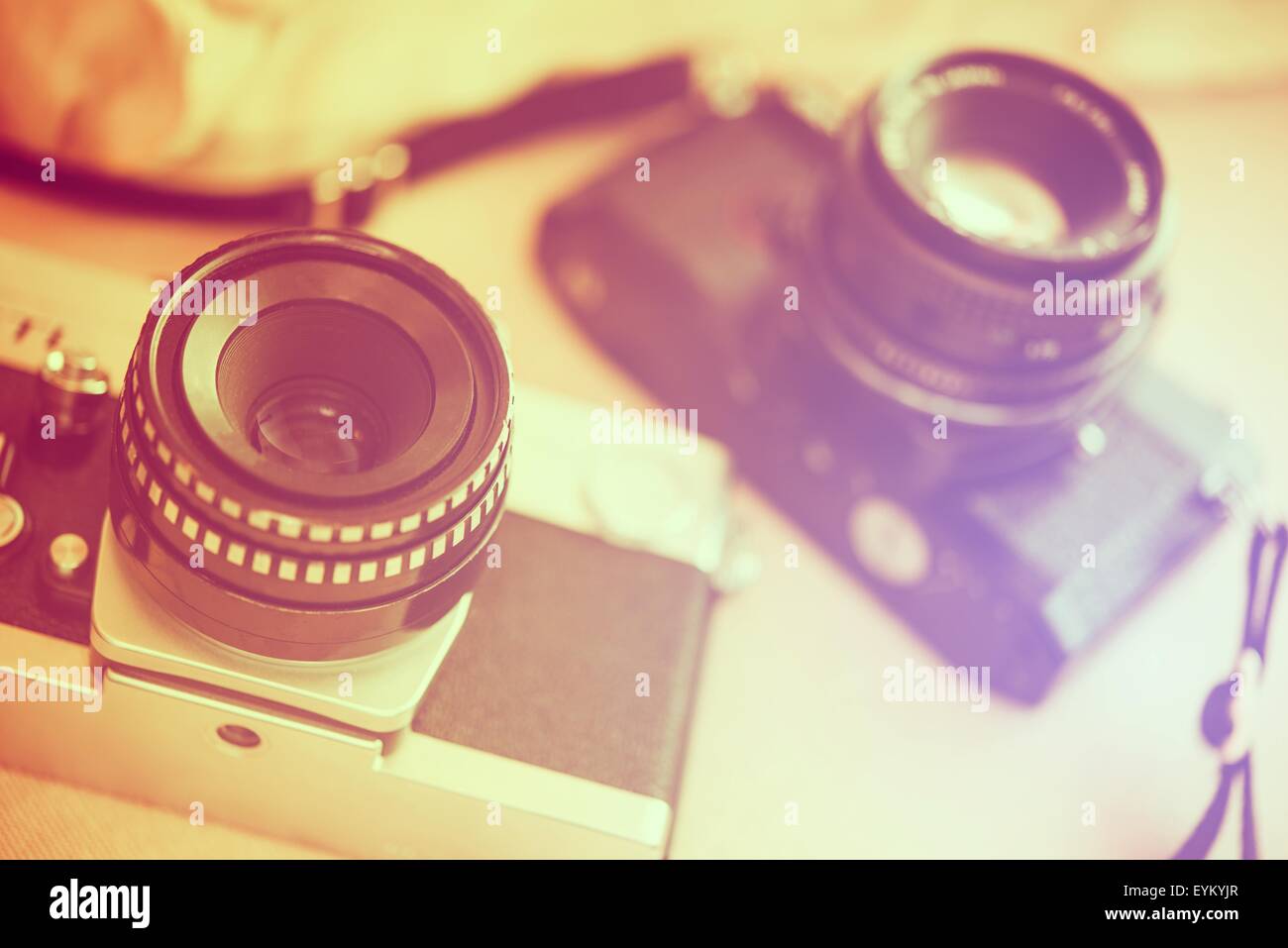 Vintage Fotografie Kameras Closeup Foto. Alte Kameras auf Tisch. Vintage Look Color-Grading. Stockfoto
