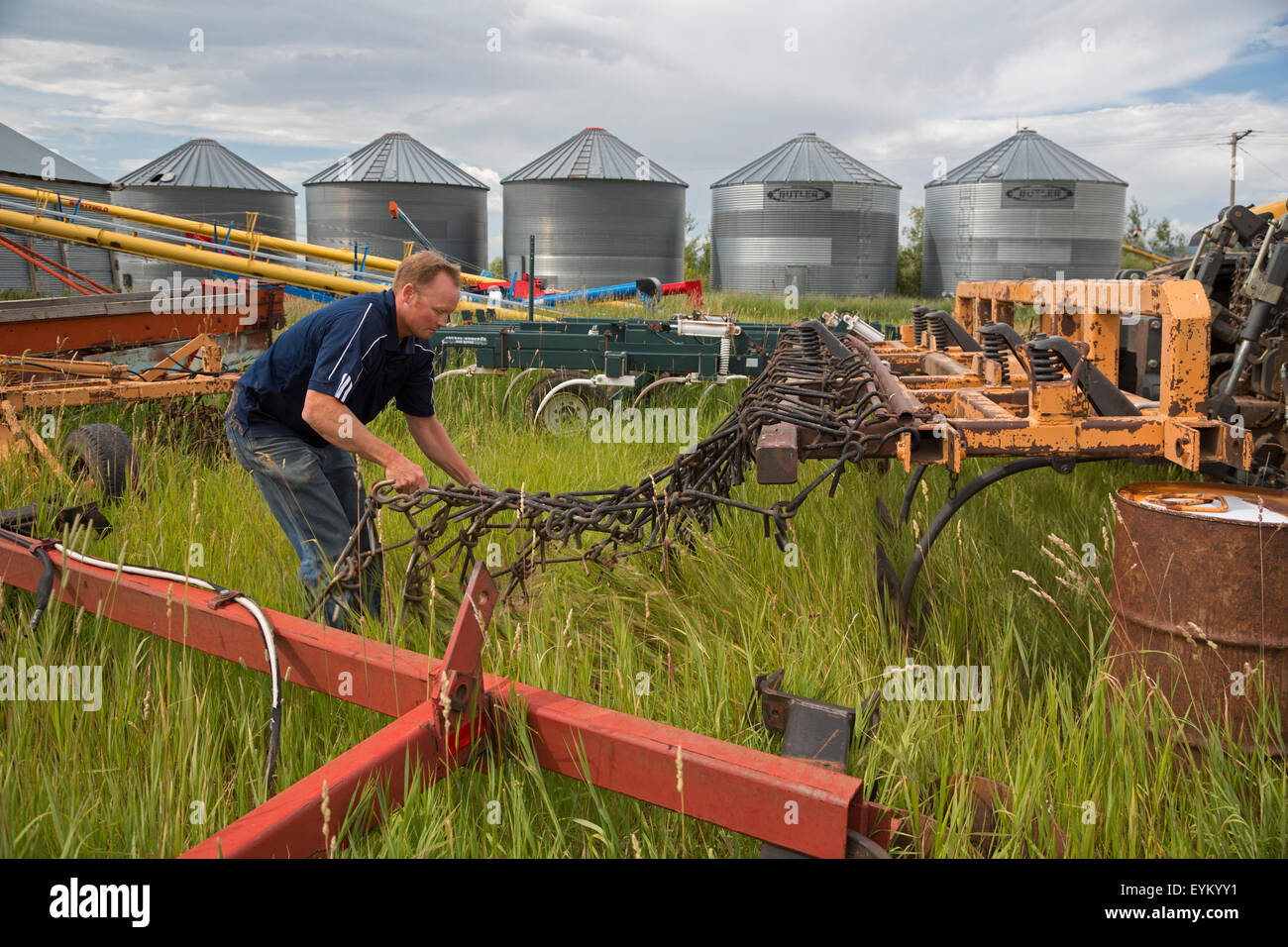 Driggs, Idaho - Wyatt Penfold behandelt Geräte auf seiner Farm, wo er Pflanzkartoffeln wächst. Stockfoto