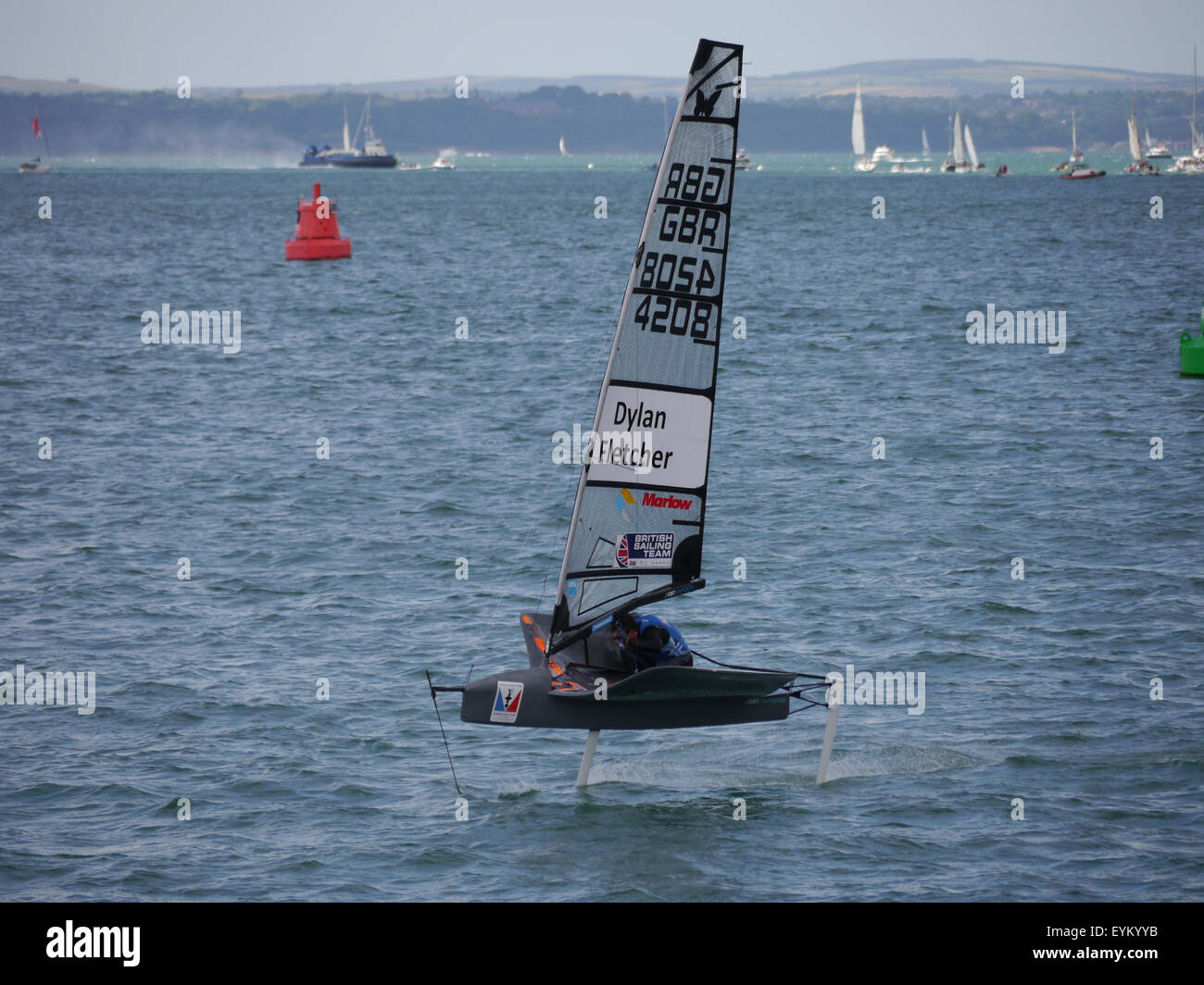 Dylan Fletcher, ein Mitglied der Großbritannien Sailing Team, Segeln eine Motte Tragflügelboot in den Solent. Stockfoto