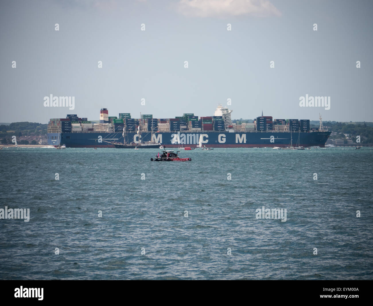 Ein Containerschiff CMA CGM im Solent, England Stockfoto