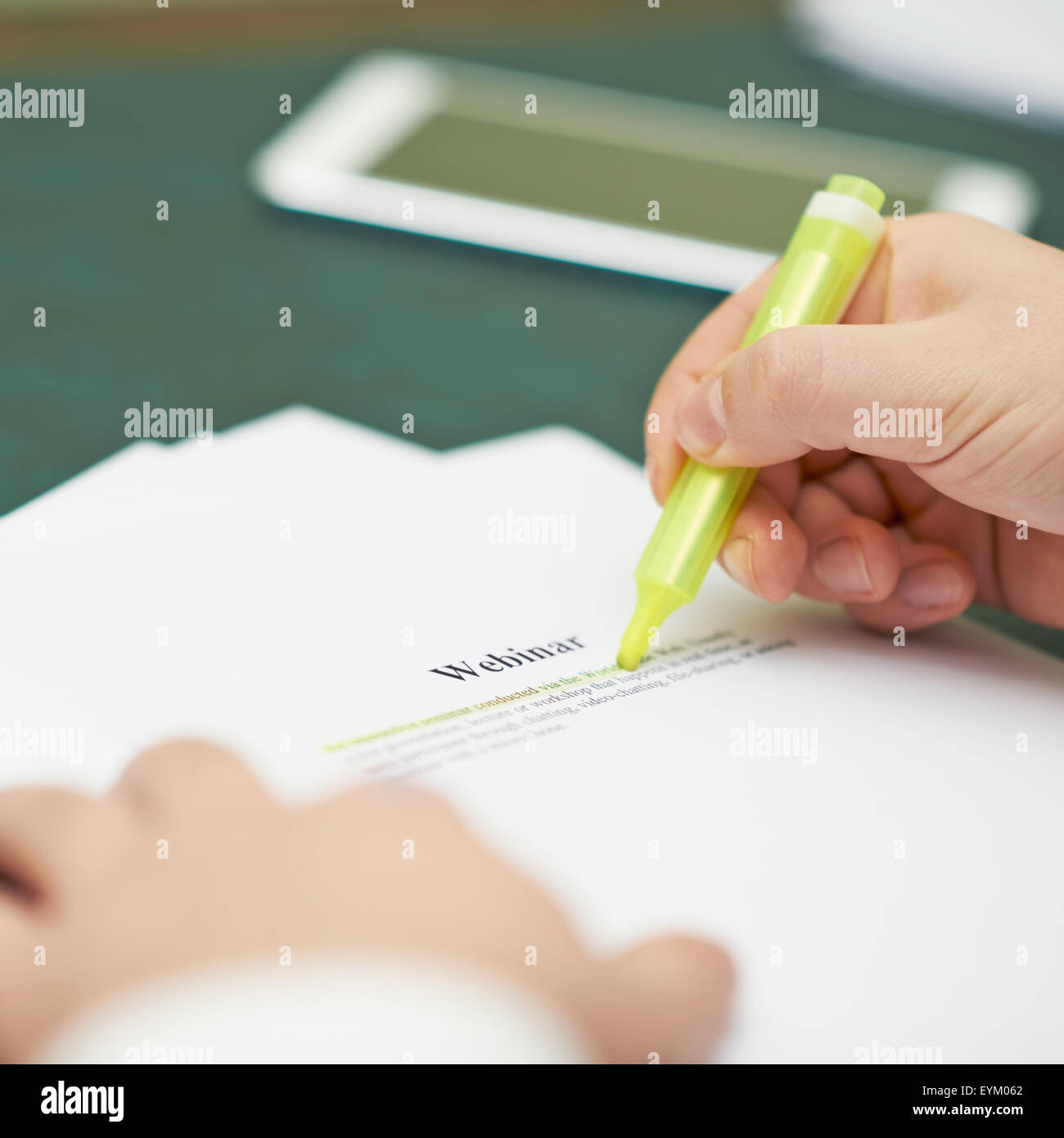 Markieren von Wörtern in einer Webinar-definition Stockfoto